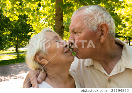 The happy old couple in the summer on a walk 25194253