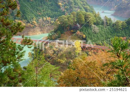 Oku Oku湖在秋天 25194621