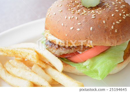 Delicious hamburgers Delicious hamburgers 25194645