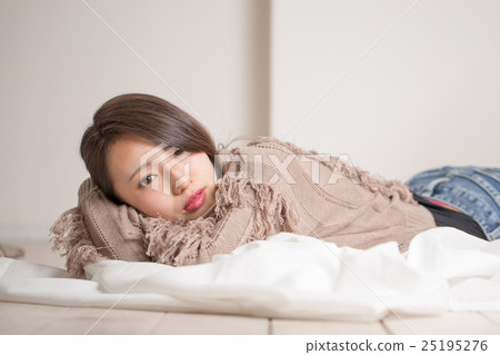 一個女人在床上 25195276