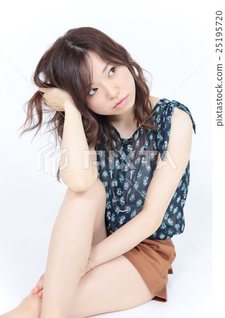 年輕的女士時尚/髮型 年輕的女士時尚/髮型 25195720