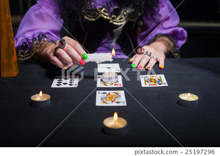 Sorceress telling fortunes 25197296