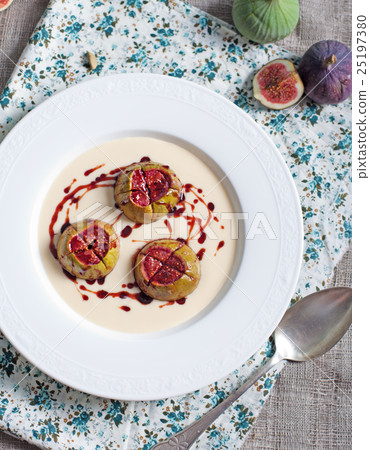 Roasted figs with porto caramel Top view 25197380