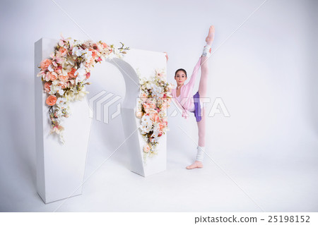 Teenage ballerina in the studio 25198152