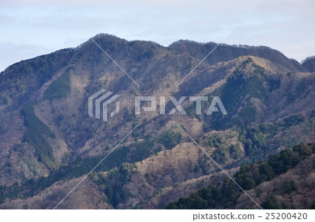 The sunlight falls in the clouds 25200420