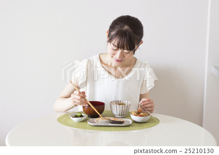A woman eating chestnut rice A woman eating chestnut rice 25210130