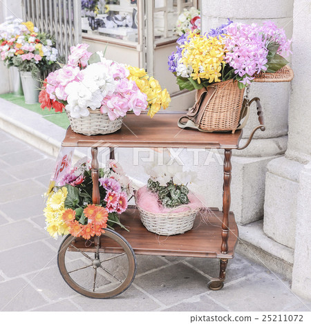 A nice way to sell flowers A nice way to sell flowers 25211072
