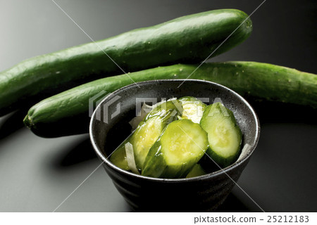 Cucumber and pickles of ginger and ginger 25212183