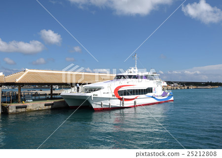 Sightseeing boat moored at the port (near) Sightseeing boat moored at the port (near) 25212808