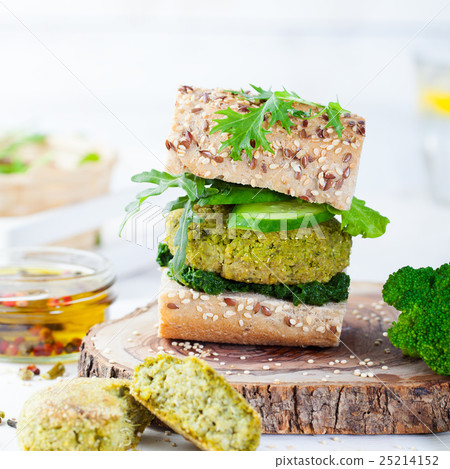 Healthy vegan burger with broccoli, spinach patty Healthy vegan burger with broccoli, spinach patty 25214152