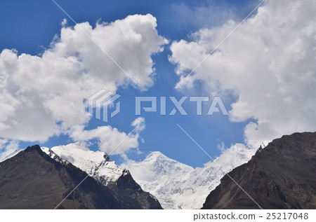 從Hunzakalibabad看見的迪倫峰頂和美麗的雲彩在巴基斯坦 25217048