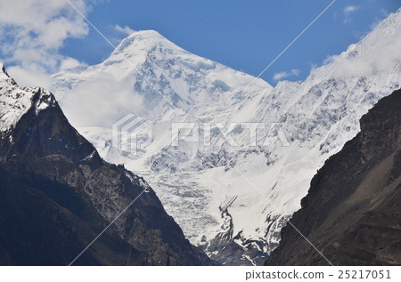 從Hunzakalibabad看見的迪倫峰頂和美麗的雲彩在巴基斯坦 25217051
