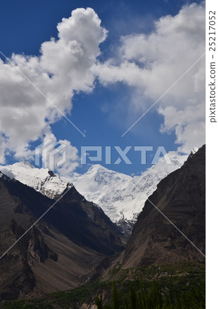 從Hunzakalibabad看見的迪倫峰頂和美麗的雲彩在巴基斯坦 25217052