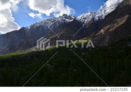 從Hunza Callibard看見的美麗的山和村莊在巴基斯坦 25217295