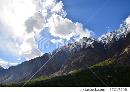 從Hunza Callibard看見的美麗的山和村莊在巴基斯坦 25217296