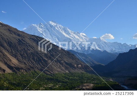 從Hunza Callibard看見的美麗的山和村莊在巴基斯坦 25217306