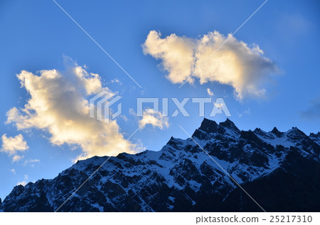 從Hunza Callibard看見的美麗的山和村莊在巴基斯坦 25217310