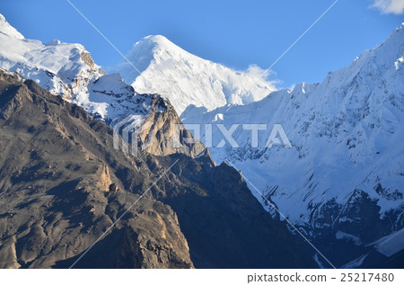 在Hunzakalibabad看見的黃昏的迪倫峰頂在巴基斯坦 在Hunzakalibabad看見的黃昏的迪倫峰頂在巴基斯坦 25217480