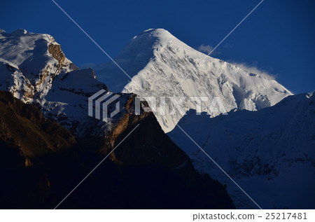 在Hunzakalibabad看見的黃昏的迪倫峰頂在巴基斯坦 在Hunzakalibabad看見的黃昏的迪倫峰頂在巴基斯坦 25217481