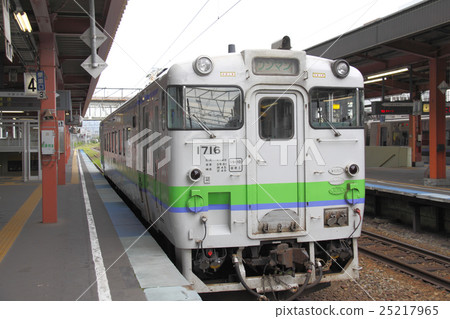 Hakodate line ordinary train Kiha 40 Asahikawa station 25217965