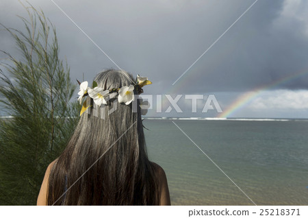 有雷和雙彩虹,考艾島,夏威夷夏威夷的婦女 有雷和雙彩虹,考艾島,夏威夷夏威夷的婦女 25218371