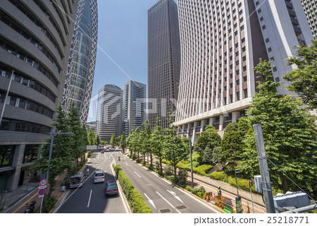 新宿的高層建築和道路 照片素材 圖片 圖庫