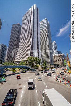 新宿的高層建築和汽車在路上行駛 新宿的高層建築和汽車在路上行駛 25218772