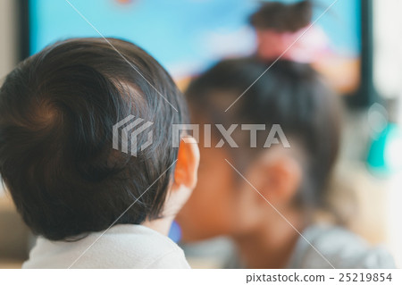 younger, two people, older sister and younger brother 25219854