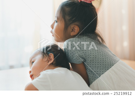 younger, two people, older sister and younger brother 25219912