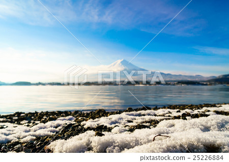 Mountain fuji and lake kawaguchi, Japan 25226884