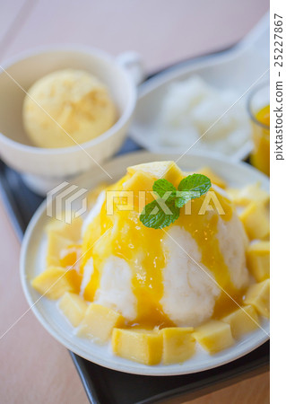 Delicious vanilla ice cream with fresh mango 25227867