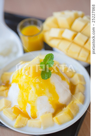 Delicious vanilla ice cream with fresh mango 25227868