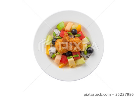 Fruits salad in ceramic dish 25227986