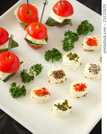 咬奶油芝士&caprese pinchos黑色背景(垂直位置高角度) 咬奶油芝士&caprese pinchos黑色背景(垂直位置高角度) 25233829