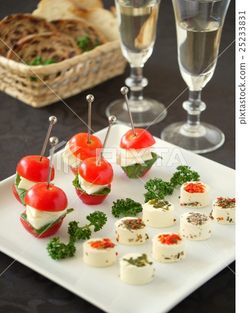 Bite cream cheese & caprese pinchos and wine with black background 25233831