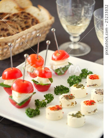 Bite cream cheese & caprese pinchos and wine with black background 25233832