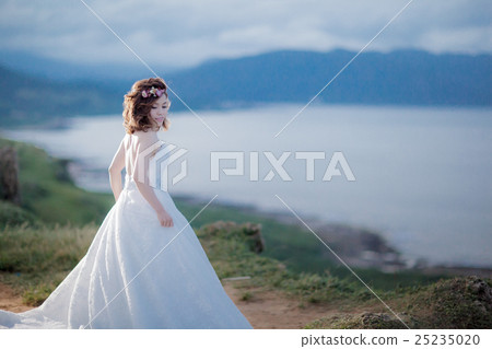 The bride in front of a cliff The bride in front of a cliff 25235020
