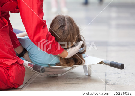 Paramedic in action 25236032