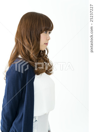 Young lady's hair model in her twenties 25237227