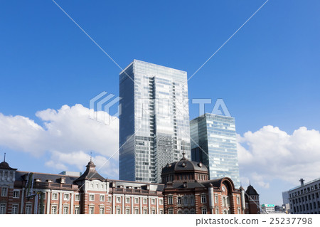 東京市風景東京駐地和Yaesu摩天大樓藍天和雲彩拷貝空間 東京市風景東京駐地和Yaesu摩天大樓藍天和雲彩拷貝空間 25237798