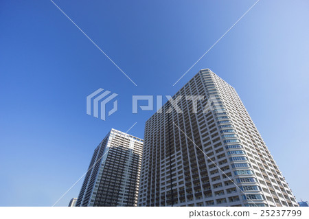 公寓和藍天復制空間 公寓和藍天復制空間 25237799