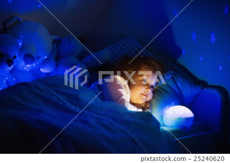 Little girl in bed with night lamp Little girl in bed with night lamp 25240620