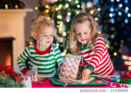 Kids making Christmas ginger bread house 25240664
