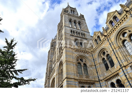 London Natural History Museum / Natural History Museum 25241137
