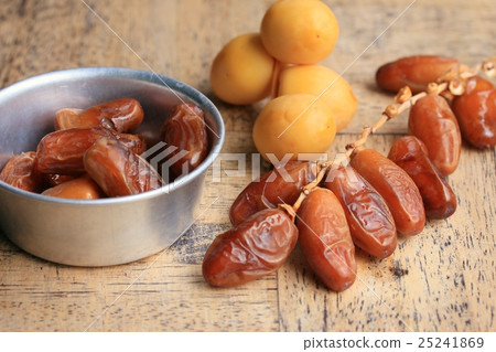 Dried date palm 25241869