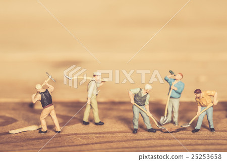 miniature worker people hard teamwork o 25253658