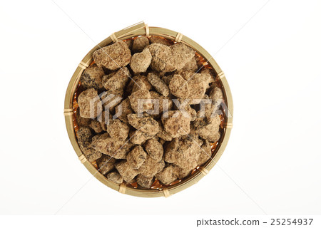 Brown Sugar in a bamboo basket . white background 25254937