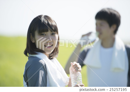 一對夫婦在草地上保濕 一對夫婦在草地上保濕 25257195