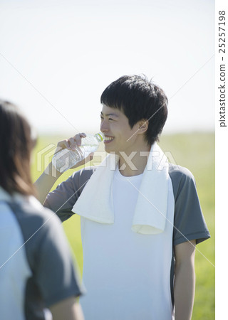 一對夫婦在草地上保濕 一對夫婦在草地上保濕 25257198