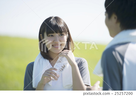 一對夫婦在草地上保濕 25257200
